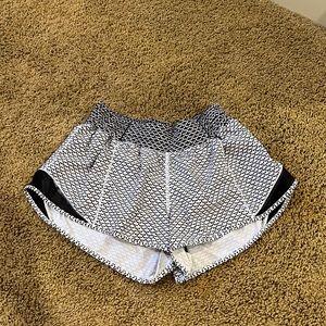 Hotty hot lululemon LR short size 6 black & white pattern